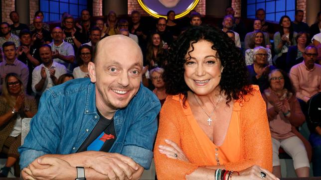Bild: ARD/Morris Mac Matzen Rateteam-Kapitän Bernhard Hoëcker und die Schauspielerin Barbara Wussow bilden ein Rateteam.