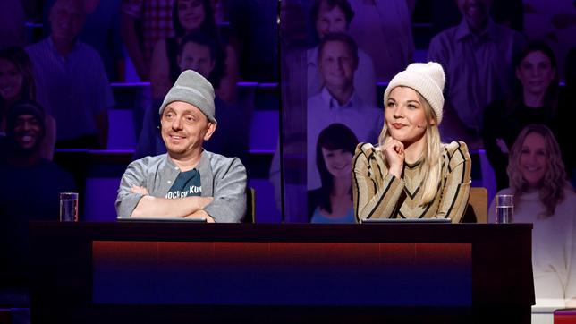 Bild: ARD/Morris Mac Matzen Rateteam-Kapitän Bernhard Hoëcker und Charley Ann Schmutzler bilden ein Rateteam.
