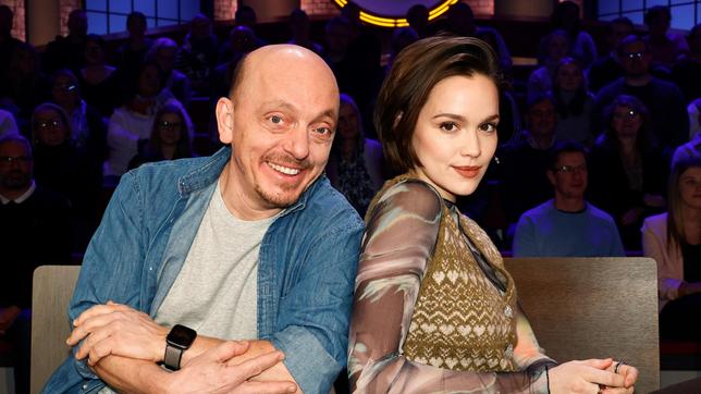 Bild: ARD/Morris Mac Matzen Rateteam-Kapitän Bernhard Hoëcker und die Schauspielerin Emilia Schüle bilden ein Rateteam.