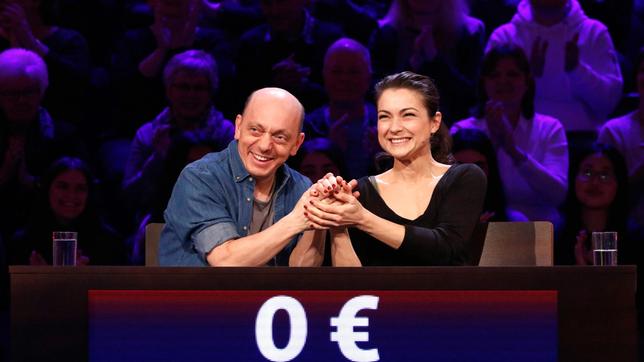 Bild: ARD/Morris Mac Matzen Rateteam-Kapitän Bernhard Hoëcker und die Schauspielerin Henriette Richter-Röhl bilden ein Rateteam.