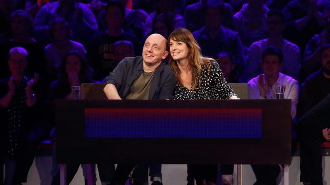 Bild: ARD/Morris Mac Matzen Rateteam-Kapitän Bernhard Hoëcker und die Schauspielerin Ina Paule Klink bilden ein Rateteam.