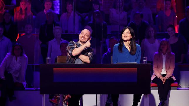 Bild: ARD/Morris Mac Matzen Rateteam-Kapitän Bernhard Hoëcker und die Schauspielerin Jasmin Tabatabai bilden ein Rateteam.