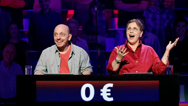 Bild: ARD/Morris Mac Matzen Rateteam-Kapitän Bernhard Hoëcker und die Schauspielerin Katerina Jacob bilden ein Rateteam.