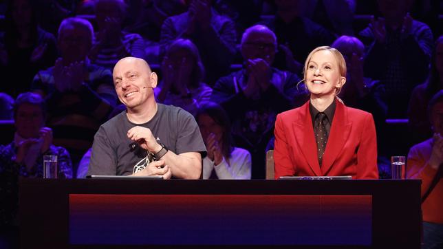 Bild: ARD/Morris Mac Matzen Rateteam-Kapitän Bernhard Hoëcker und die Schauspielerin Katja Flint bilden ein Rateteam.