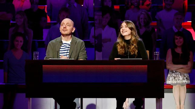 Bild: ARD/Morris Mac Matzen Rateteam-Kapitän Bernhard Hoëcker und die Schauspielerin Lilly Liefers bilden ein Rateteam.