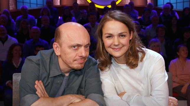 Bild: ARD/Morris Mac Matzen Rateteam-Kapitän Bernhard Hoëcker und die Schauspielerin Luise Heyer bilden ein Rateteam.