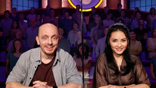 Bild: ARD/Morris Mac Matzen Rateteam-Kapitän Bernhard Hoëcker und die Schauspielerin Mai Duong Kieu bilden ein Rateteam.