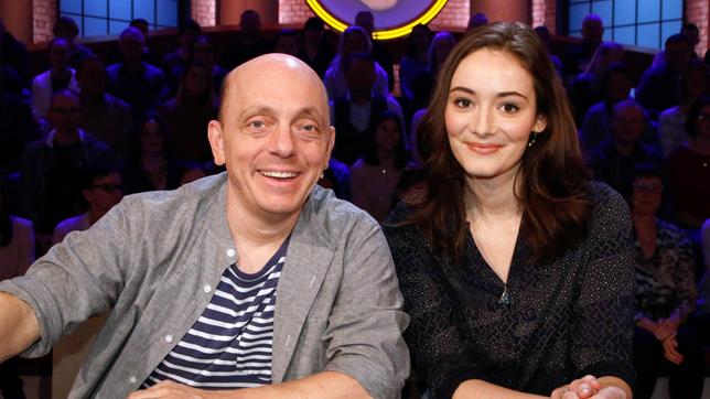 Bild: ARD/Morris Mac Matzen Rateteam-Kapitän Bernhard Hoëcker und die Schauspielerin Maria Ehrich bilden ein Rateteam.