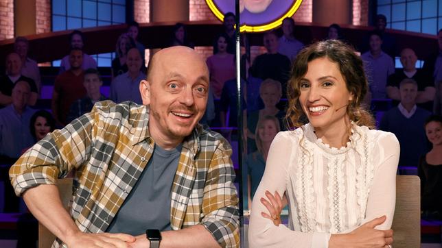 Bild: ARD/Morris Mac Matzen Rateteam-Kapitän Bernhard Hoëcker und die Schauspielerin Nadine Menz bilden ein Rateteam.