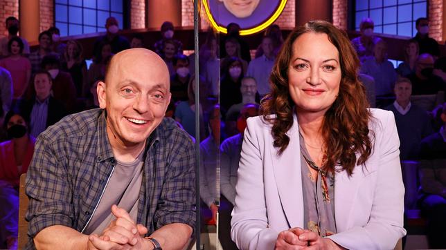 Bild: ARD/Morris Mac Matzen Rateteam-Kapitän Bernhard Hoëcker und die Schauspielerin Natalia Wörner bilden ein Rateteam.