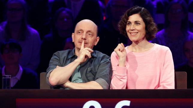 Bild: ARD/Morris Mac Matzen Rateteam-Kapitän Bernhard Hoëcker und die Schauspielerin Nina Kunzendorf bilden ein Rateteam.
