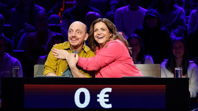 Bild: ARD/Morris Mac Matzen Rateteam-Kapitän Bernhard Hoëcker und die Schauspielerin Rebecca Immanuel bilden ein Rateteam.
