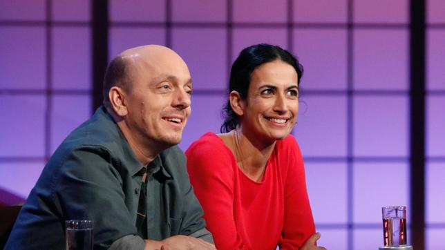 Bild: ARD/Morris Mac Matzen Rateteam-Kapitän Bernhard Hoëcker und die Schauspielerin Sanam Afrashteh bilden ein Rateteam.