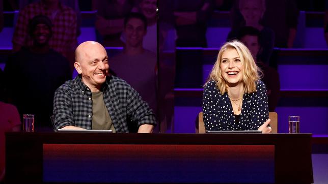 Bild: ARD/Morris Mac Matzen Rateteam-Kapitän Bernhard Hoëcker und die Schauspielerin Sarah Thonig bilden ein Rateteam.