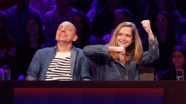 Bild: ARD/Morris Mac Matzen Rateteam-Kapitän Bernhard Hoëcker und die Schauspielerin Sarina Radomski bilden ein Rateteam.