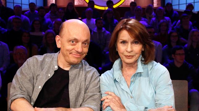 Bild: ARD/Morris Mac Matzen Rateteam-Kapitän Bernhard Hoëcker und die Schauspielerin Senta Berger bilden ein Rateteam.