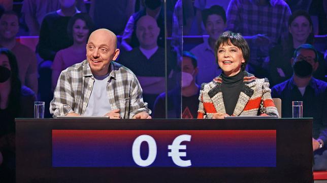 Bild: ARD/Morris Mac Matzen Rateteam-Kapitän Bernhard Hoëcker und die Schauspielerin Simone Rethel bilden ein Rateteam.