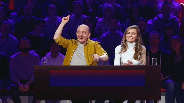 Bild: ARD/Morris Mac Matzen Rateteam-Kapitän Bernhard Hoëcker und die Schauspielerin Sophia Thomalla bilden ein Rateteam.