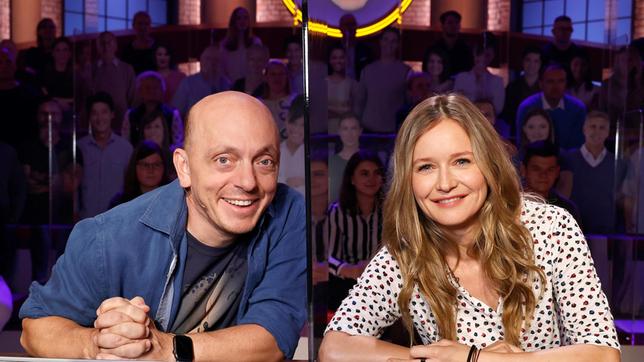 Bild: ARD/Morris Mac Matzen Rateteam-Kapitän Bernhard Hoëcker und die Schauspielerin Stefanie Stappenbeck bilden ein Rateteam.