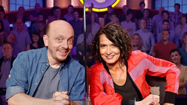 Bild: ARD/Morris Mac Matzen Rateteam-Kapitän Bernhard Hoëcker und die Schauspielerin Ulrike Folkerts bilden ein Rateteam.