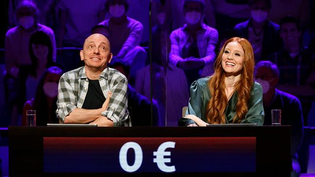Bild: ARD/Morris Mac Matzen Rateteam-Kapitän Bernhard Hoëcker und die Schauspielerin und Model Barbara Meier raten gemeinsam.
