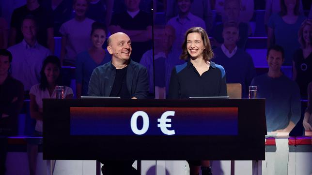 Bild: ARD/Morris Mac Matzen Rateteam-Kapitän Bernhard Hoëcker und die Schauspielerin Uta Kargel bilden ein Rateteam.
