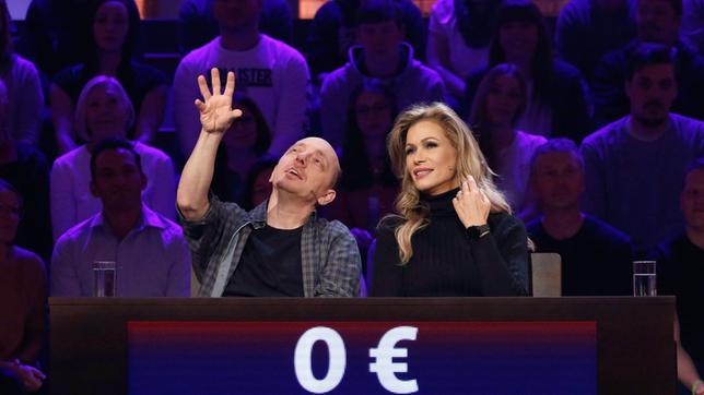 Bild: ARD/Morris Mac Matzen Rateteam-Kapitän Bernhard Hoëcker und die Schauspielerin Yasmina Filali bilden ein Rateteam.