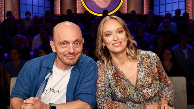 Bild: ARD/Morris Mac Matzen Rateteam-Kapitän Bernhard Hoëcker und die Schauspielerinnen Caro Cult bilden ein Rateteam.