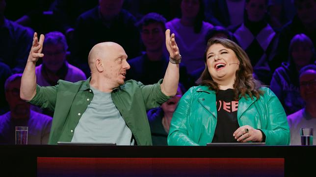 Bild: ARD/Morris Mac Matzen Rateteam-Kapitän Bernhard Hoëcker und die Songschreiberin und Sängerin Alina bilden ein Rateteam.