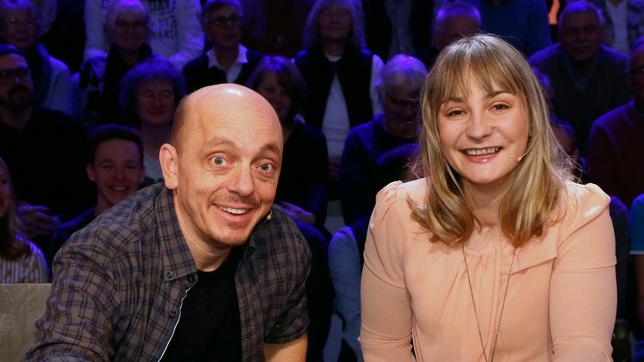 Bild: ARD/Morris Mac Matzen Rateteam-Kapitän Bernhard Hoëcker und Radsportlerin Kristina Vogel bilden ein Rateteam.