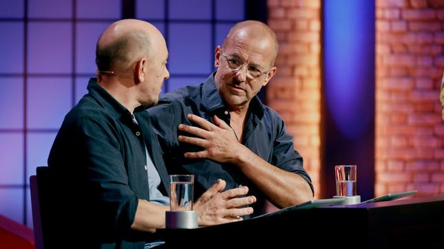 Bild: ARD/Morris Mac Matzen Rateteam-Kapitän Bernhard Hoëcker und Schauspieler Heino Frech (r) bilden ein Rateteam.