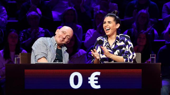 Bild: ARD/Morris Mac Matzen Rateteam-Kapitän Bernhard Hoëcker und und die Radio- und Fernsehmoderatorin, Podcasterin und Autorin Ariana Baborie bilden ein Rateteam.