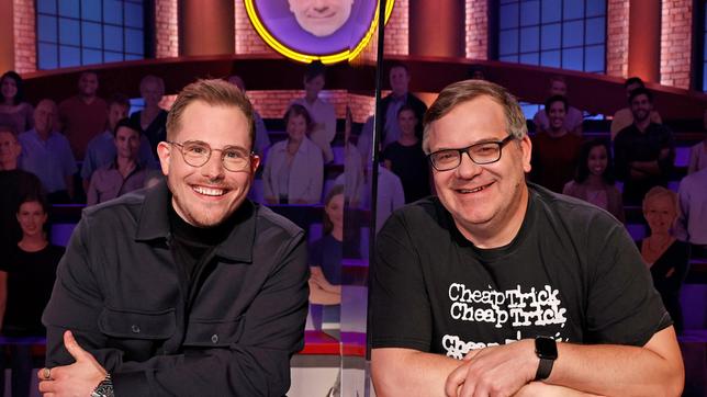Bild: ARD/Morris Mac Matzen Rateteam-Kapitän Elton der Komiker und YouTuber Benjamin „Benni“ Wolter bilden ein Rateteam.