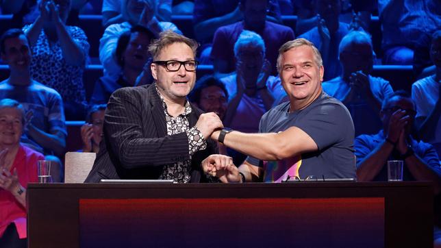 Bild: ARD/Morris Mac Matzen Rateteam-Kapitän Elton mit Comedian Paul Panzer.
