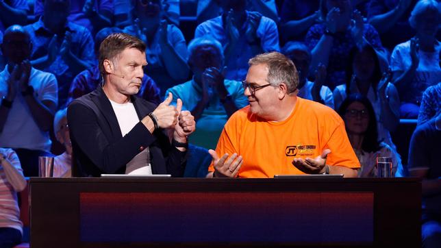 Bild: ARD/Morris Mac Matzen Rateteam-Kapitän Elton mit dem ehemaligen Profi-Fussballspieler Thomas Helmer.