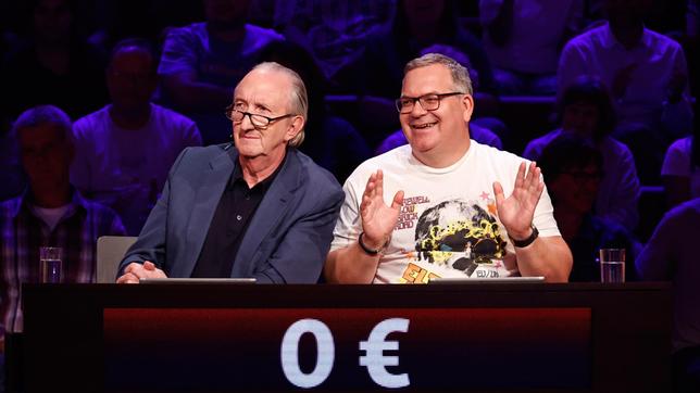 Bild: ARD/Morris Mac Matzen Rateteam-Kapitän Elton mit dem Komiker und Musiker Mike Krüger.