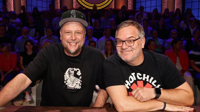 Bild: ARD/Morris Mac Matzen Rateteam-Kapitän Elton mit dem Rapper und Mitglied der Hip-Hop-Gruppe "Die Fantastischen Vier", Smudo.