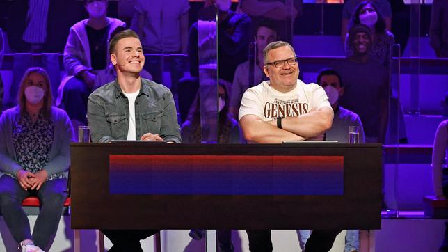 Bild: ARD/Morris Mac Matzen Rateteam-Kapitän Elton mit dem Sänger Eric Philippi.