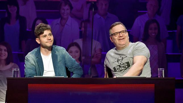 Bild: ARD/Morris Mac Matzen Rateteam-Kapitän Elton mit dem Sänger Julian Reim.