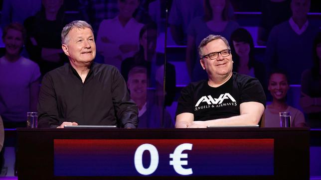 Bild: ARD/Morris Mac Matzen Rateteam-Kapitän Elton mit dem Schauspieler Thomas Rühmann.