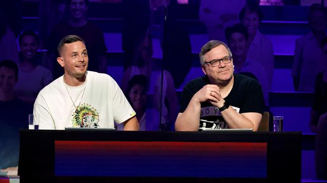 Bild: ARD/Morris Mac Matzen Rateteam-Kapitän Elton mit dem Schweizer Musiker Loco Escrito.