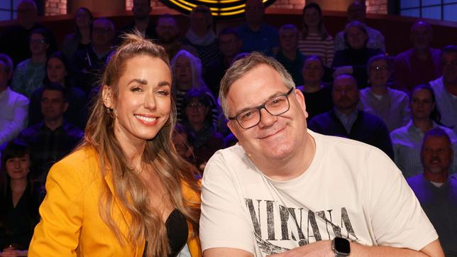 Bild: ARD/Morris Mac Matzen Rateteam-Kapitän Elton mit der Fernsehmoderatorin Annemarie Carpendale.
