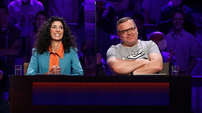 Bild: ARD/Morris Mac Matzen Rateteam-Kapitän Elton mit der Moderatorin Evren Gezer.