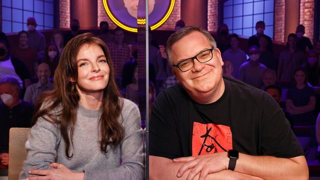 Bild: ARD/Morris Mac Matzen Rateteam-Kapitän Elton mit der Sängerin und Schauspielerin Yvonne Catterfeld.