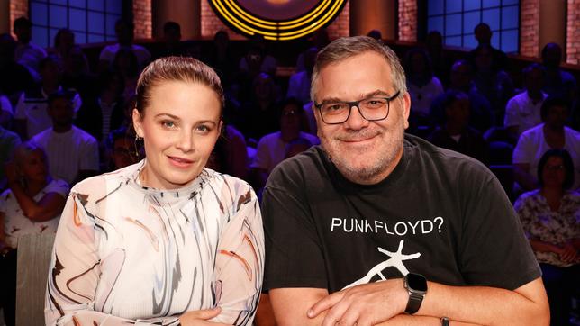 Bild: ARD/Morris Mac Matzen Rateteam-Kapitän Elton mit der Schauspielerin Jasna Fritzi Bauer.
