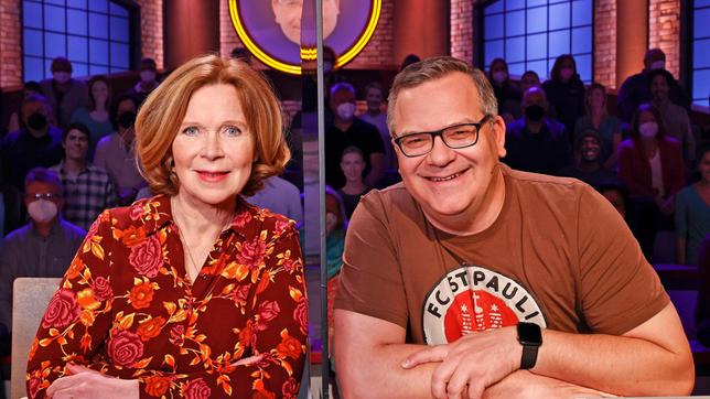 Bild: ARD/Morris Mac Matzen Rateteam-Kapitän Elton mit der Schauspielerin Marion Kracht.