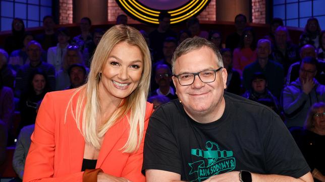 Bild: ARD/Morris Mac Matzen Rateteam-Kapitän Elton mit der Schwimmerin Franziska van Almsick.