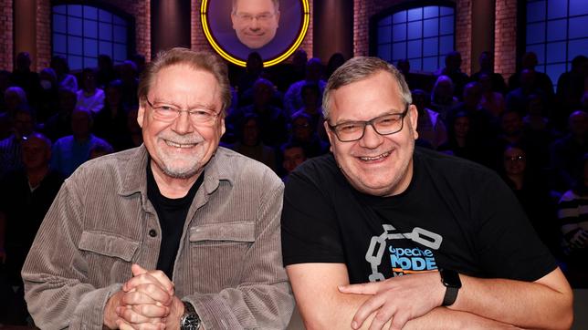 Bild: ARD/Morris Mac Matzen Rateteam-Kapitän Elton mit Entertainer Jürgen von der Lippe.