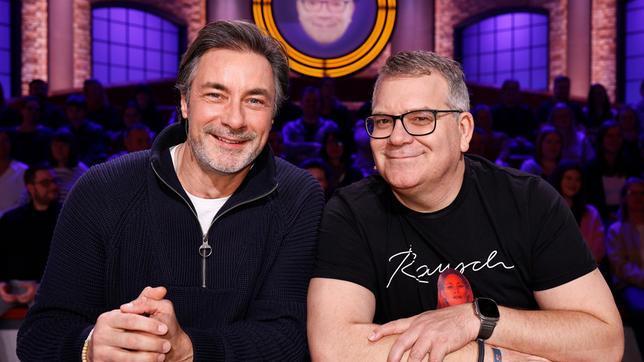 Bild: ARD/Morris Mac Matzen Rateteam-Kapitän Elton mit Fernseh- und Hörfunkmoderator Marco Schreyl.