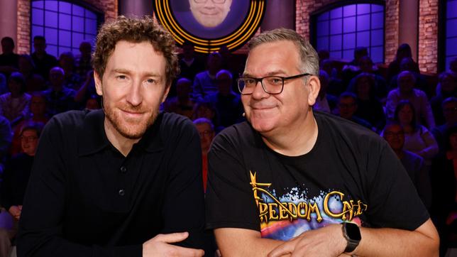 Bild: ARD/Morris Mac Matzen Rateteam-Kapitän Elton mit Fernsehmoderator Louis Klamroth.